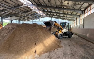 Neuer Sand für unsere Reithalle